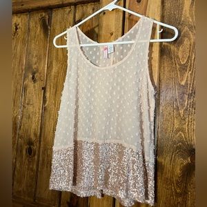 Cute women’s textured tank top with sequins